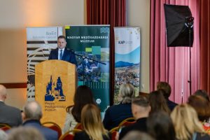 Támogatásokkal és intézkedésekkel segíti az agrártárca a szőlő- és borágazatot